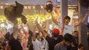 Reaksi gembira pendukung Argentina saat nobar laga final Piala Dunia 2022 bersama Federal Oil yang berlangsung di daerah Kemang, Jakarta Selatan, Minggu (18/12/2022) malam WIB. Argentina berhasil mengalahkan Prancis melalui babak penalti dengan skor 4-2. (Bola.com/Muhammad Aldiansyah)