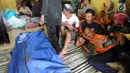 Keluarga histeris melihat jenazah korban longsor di Dusun Cimapag, Desa Sirnaresmi, Kecamatan Cisolok, Sukabumi, Selasa (1/1). Longsor menerjang satu dusun pada 31 Desember 2018 pukul 17.00 WIB. (merdeka.com/Arie Basuki)