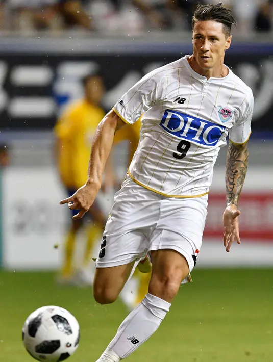 Penyerang Sagan Tosum Fernando Torres menggiring bola saat bertanding melawan Vegalta Sendai di J-League di Tosu, prefektur Saga, Jepang, (22/7).  Dalam debutnya, Torres yang baru turun di awal babak kedua kalah 1-0. (Ryosuke Uematsu/Kyodo News via AP)