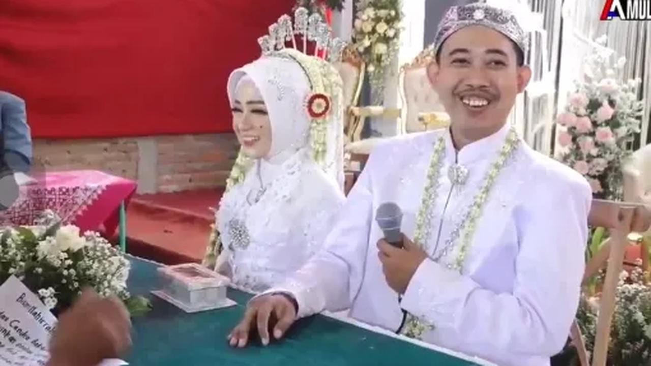 "Pakde ini, anaknya malah disuruh sekolah lagi," tulisnya.