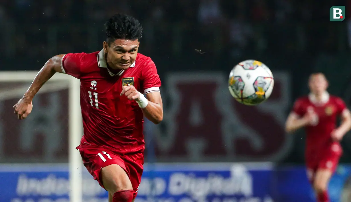 <p>Pemain timnas Indonesia, Dendy Sulistyawan, berusaha&nbsp;mengontrol bola dalam pertandingan uji coba FIFA Matchday melawan timnas Burundi yang berlangsung di stadion Patriot Candrabhaga, Bekasi, Sabtu (25/3/2023). (Bola.com/Bagaskara Lazuardi)</p>