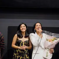 Penampilan Naysila Mirdad dan sang ibu, Lydia Kandou selama di Korea Selatan mencuri perhatian. Kompak dan serasi banget bak kakak beradik. (Instagram/naymirdad).