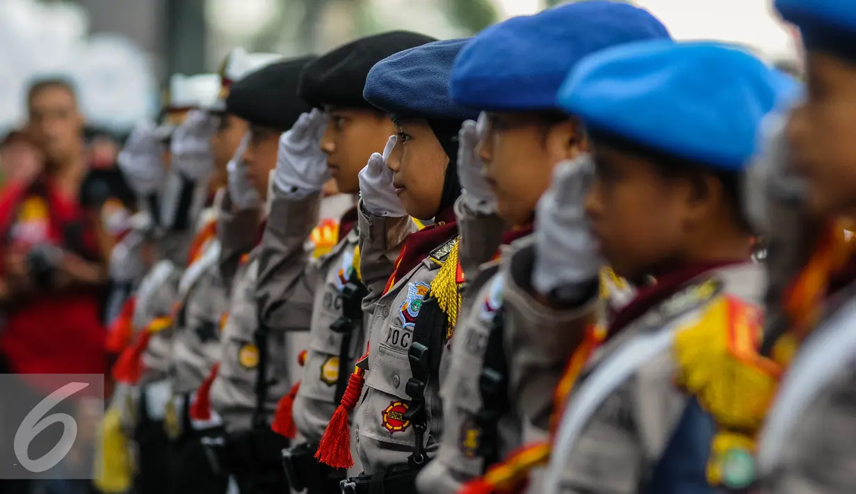 Polisi Cilik memberi hormat saat acara HUT ke-61 Polisi Lalu Lintas (Polantas). Kehadiran Polisi Cilik membuat acara semakin seru dan menarik (Liputan6.com/Faizal Fanani)
