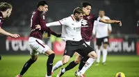 Striker AC Milan, Santiago Gimenez, gagal mencetak gol saat timnya menelan kekalahan 1-2 dari Torino di Stadio Olimpico Grande Torino, Turin pada laga pekan ke-26 Serie A, Minggu (23/02/2025) dini hari WIB.&nbsp;(Alberto Gandolfo/LaPresse via AP)