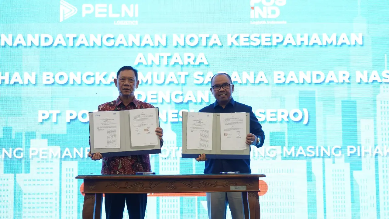Direktur Utama PELNI Logistics Sukendra (kiri) bersama dengan Plt. Direktur Utama POS Indonesia Haris (kanan) usai penandatanganan MoU. (Dok PELNI)