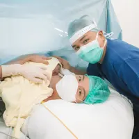 Glenn Alinskie, Chelsea Olivia dan Natusha tengah berbahagia kedatangan anggota keluarga barunya. Bayi berjenis kelamin laki-laki dan kini diberi nama Dante Oliver Alinskie lahir pada 20 Oktober 2020. (Instagram/glennalinskie)