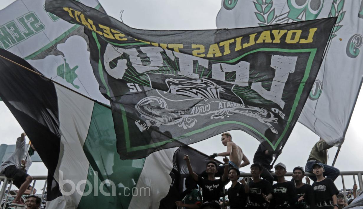 Aksi Brigata Curva Sud saat mendukung PSS Sleman berlaga melawan Persipura Jayapura pada partai pembuka Grup 1 Piala Presiden 2017 di Stadion Maguwoharjo, Sabtu (4/2/2017). PSS Sleman bermain imbang 0-0. (Bola.com/Nicklas Hanoatubun)