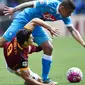 Pemain Napoli, Allan (atas) megejar bola bersama pemain Roma,  Diefo Perotti  pada lanjutan Serie A Italia di Stadion Olympico, Roma, Senin (25/4/2016) WIB.  (AFP/Gabriel Bouys)