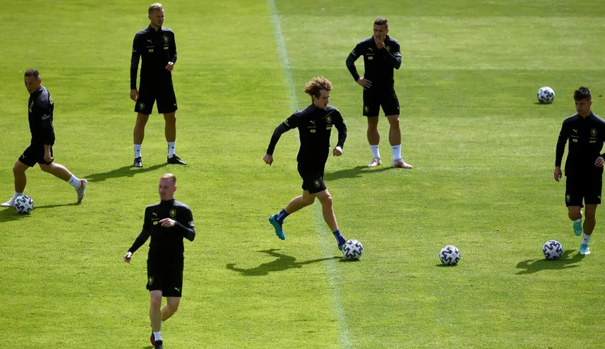 Para pemain Republik Ceko mengambil bagian dalam sesi latihan di base camp mereka di Praha, Republik Ceko, Kamis (1/7/2021). Republik Ceko akan melawan Denmark pada perempat final Euro 2020. (Michal Cizek/AFP)