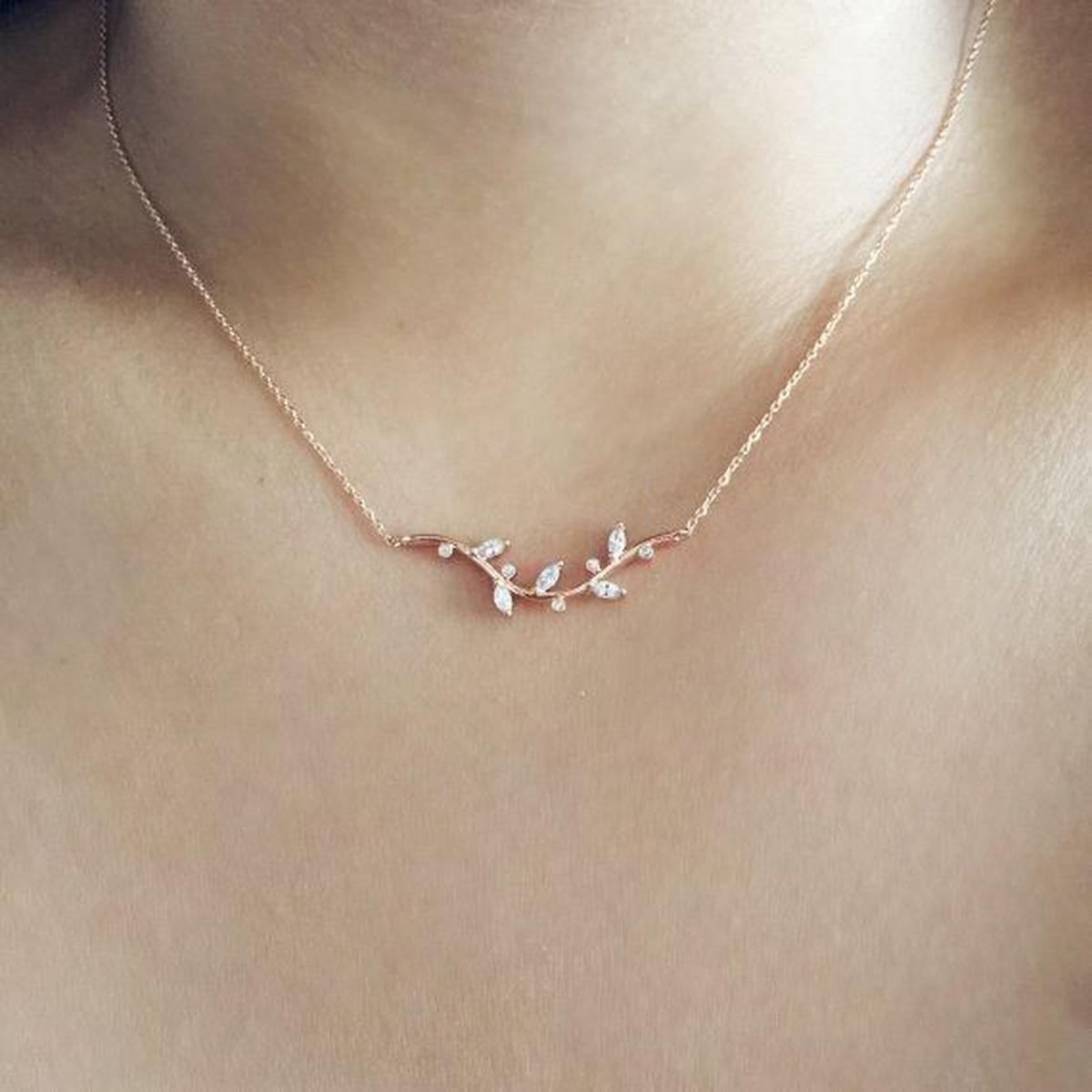 Ilustrasi Kalung Emas dengan Liontin