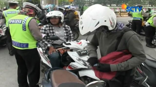 Pengendara yang tidak memiliki kelengkapan berkendara seperti STNK dan SIM langsung ditahan kendaraannya.
