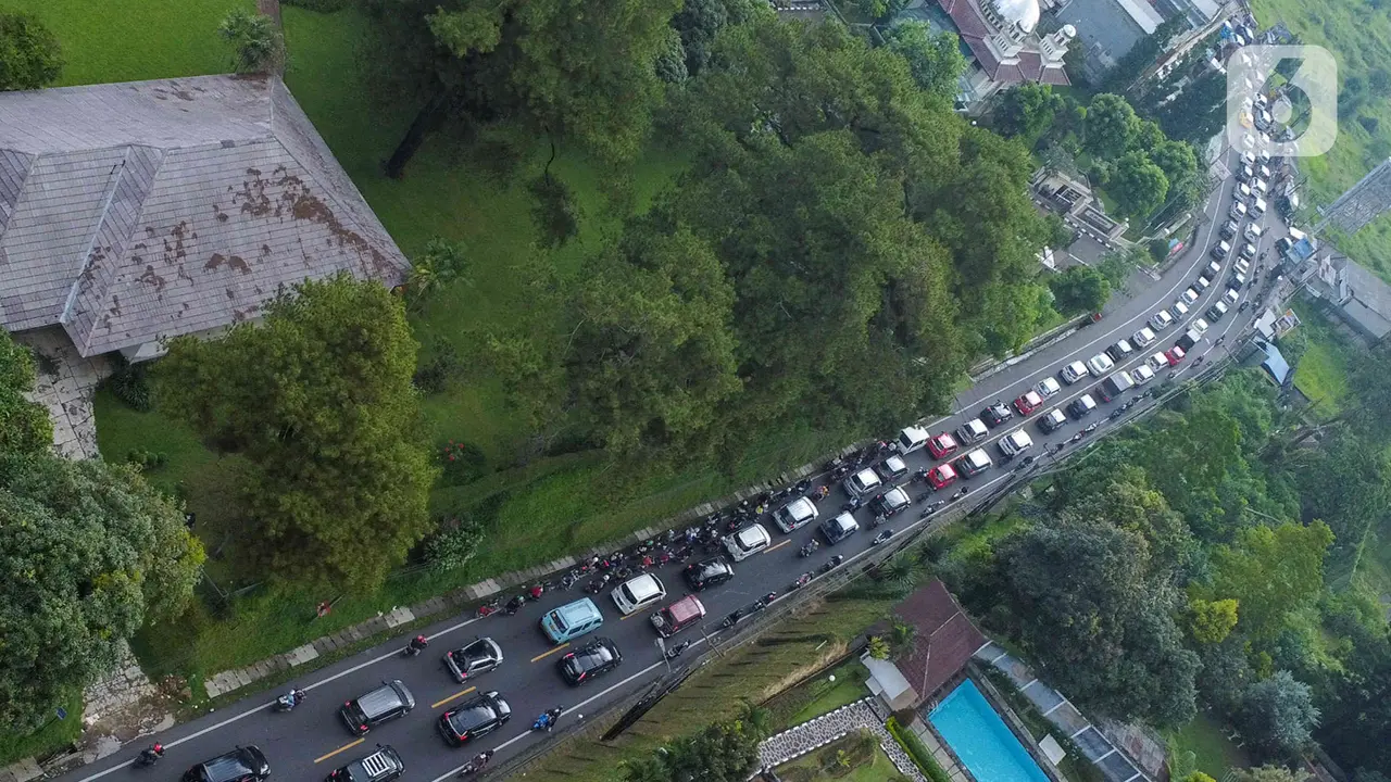 Penampakan Ramainya Jalan Raya Puncak