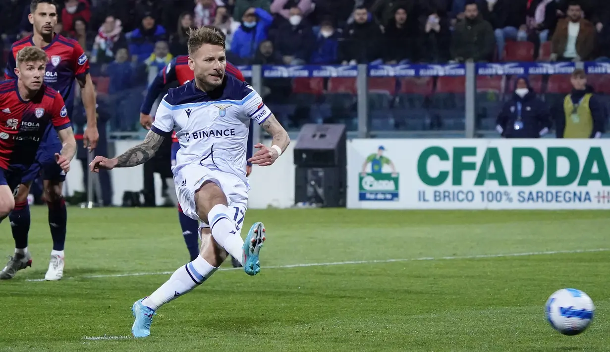 Lazio sudah unggul 1-0 pada menit ke-19 di babak pertama. Gol dicetak Ciro Immobile melalui eksekusi penalti usai bek Cagliari Giorgio Altare kedapatan handball di dalam kotak penalti. (LaPresse via AP/Alessandro Tocco)