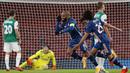 Striker Arsenal, Alexandre Laczette, melakukan selebrasi usai mencetak gol pertama Arsenal ke gawang Rapid Wien dalam laga lanjutan Liga Europa 2020/21 Grup B di Emirates Stadium, Kamis (3/12/2020) waktu setempat. Arsenal mengalahkan Rapid Wien 4-1. (AFP/Adrian Dennis)