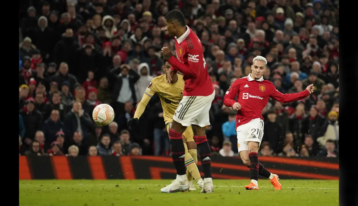 Pemain Manchester United, Anthony (kanan) menendang bola ke gawang Barcelona yang membuahkan gol dalam pertandingan leg kedua play-off babak gugur Liga Europa 2022/2023 yang berlangsung di Old Trafford, Jumat (24/2/2023) WIB. (AP Photo/Dave Thompson)