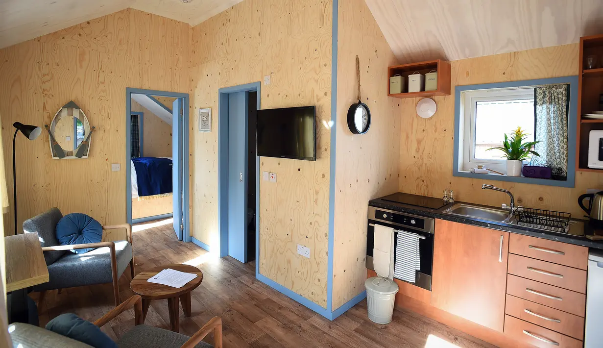 Interior rumah NestHouse pada peluncuran proyek Social Bite Village di Granton, Edinburgh di Skotlandia, 17 Mei 2018. Struktur bangunan rumah didasarkan modul NestHouse yang dikembangkan Jonathan Avery Tiny House Scotland. (AFP/Andy Buchanan)