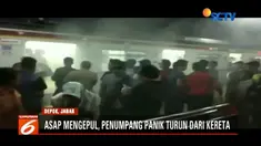Asap cukup tebal mengepul di KRL jurusan Bogor saat berada di Stasiun Depok, Rabu (5/12) malam. Penumpang yang panik segera berhamburan keluar.