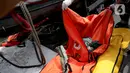 Tim SAR memeriksa kantong jenazah berisi puing, pakaian, dan bagian tubuh manusia pascajatuhnya pesawat Sriwijaya Air SJ 182 di perairan Kepulauan Seribu, Jakarta, Selasa (12/1/2021). Temuan tersebut akan dibawa dan dikumpulkan ke Pelabuhan JICT II. (Liputan6.com/Faizal Fanani)
