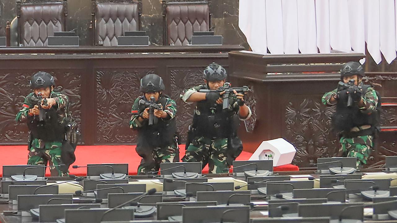Barisan prajurit TNI amankan Gedung DPR jelang pelantikan Prabowo
