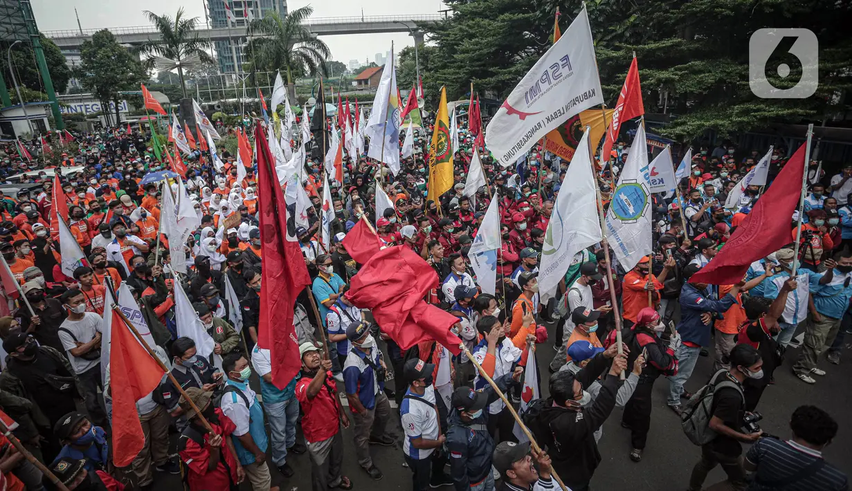 Buruh yang tergabung dalam Konfederasi Serikat Pekerja Indonesia berunjuk rasa di depan Kantor Kementerian Ketenagakerjaan, Jakarta, Rabu (16/2/2022). Buruh menuntut Permenaker Nomor 2 Tahun 2022 yang mengatur JHT baru bisa dicairkan pada usia 56 tahun segera dicabut. (Liputan6.com/Faizal Fanani)