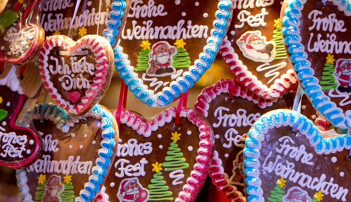 Roti jahe berbentuk hati dijual di pasar Natal tradisional di Kota Tua Heidelberg, Jerman, Selasa (4/12). (AP Photo/Michael Probst)