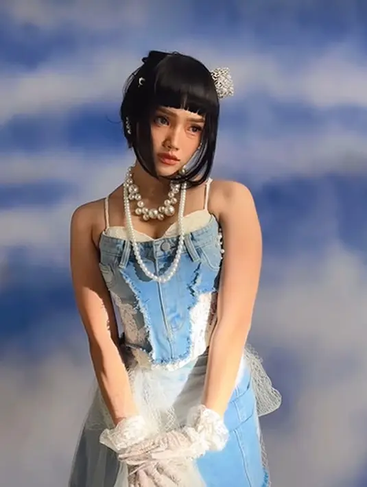 Pada look pertama, Fuji Utami tampil bak boneka Korea kenakan two piece dress bernuansa denim [@fdphotography90]
