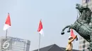 Petugas konservasi melakukan perawatan patung Arjuna Wijaya atau Asta Brata di depan Gedung Kemenpar, Jakarta, Jumat (12/8). Perawatan dilakukan untuk mempercantik Ibu Kota jelang HUT Kemerdekaan RI 17 Agustus mendatang. (Liputan6.com/Faizal Fanani)