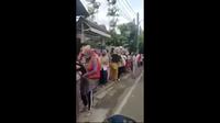 Viral antrean panjang warga berburu minyak goreng murah di Pesanggrahan, Jakarta Selatan. (Istimewa)