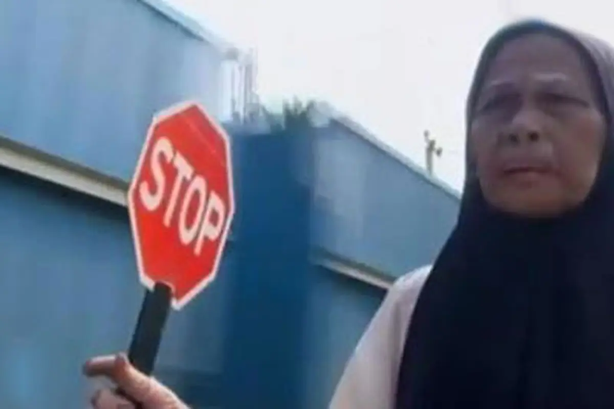 Pantang Menyerah: Nek Katum, Nenek si Penjaga Lintasan Kereta Api
