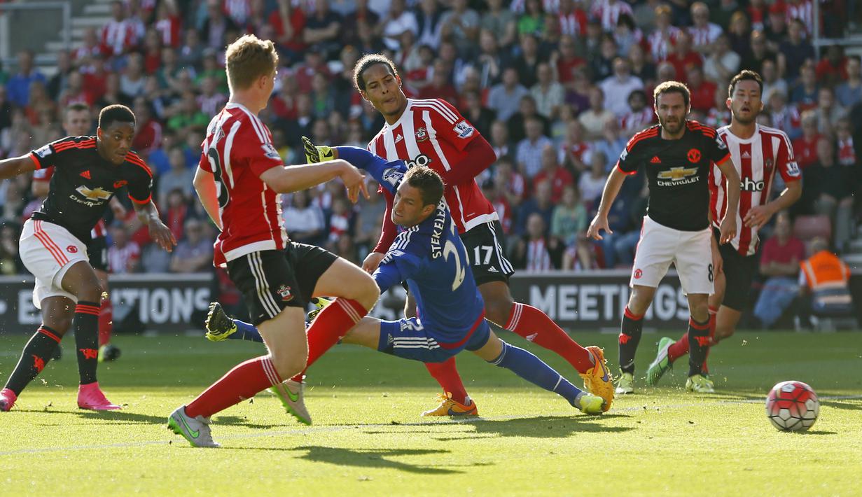 Pemain Manchester United, Anthony Martial, mencetak gol pertama ke gawang Southampton dalam lanjutan Liga Premier Inggris di Stadion St. Mary, Southampton, Minggu (20/9/2015). (Reuters/Stefan Wermuth)