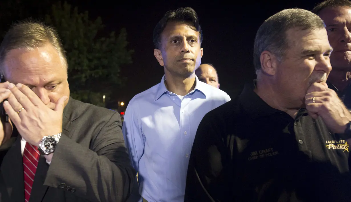 Gubernur Louisiana,  Bobby Jindal (tengah) akan melakukan konferensi pers di luar gedung bioskop Lafayette, Louisiana, AS, Kamis (23/7/ 2015).  Ia akan mengkonfirmasi kejadian yang menewaskan dua orang ini kepada masyarakat. (REUTERS/Lee Celano)