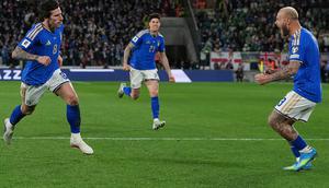 Rekan setim berlari ke arah Sandro Tonali yang mencetak gol pembuka dalam laga play-off kualifikasi Piala Dunia 2026 antara Italia vs Irlandia Utara di New Balance Arena, 27 Maret 2026. (AP Photo/Antonio Calanni)