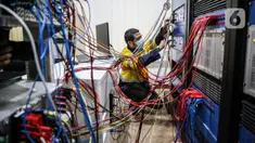 Petugas melakukan pengecekan atau Quality Control di Pusat Sertifikasi PLN Duren Tiga, Jakarta, Rabu (22/7/2020). PLN Pusertif melakukan pengujian terhadap instalasi kelistrikan, kWh meter, dan seluruh peralatan listrik sesuai standar yang berlaku. (Liputan6.com/Faizal Fanani)