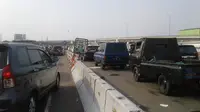 Kondisi ruas jalan Tol Jakarta - Cikampek yang mengalami kemacetan parah Rabu (13/6/2018). (Liputan6.com/Harun Mahbub)
