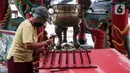 Warga keturunan Tionghoa melakukan ritual bersih-bersih di Vihara Amurva Bhumi, Jakarta, Sabtu (14/1/2022). Tradisi ini rutin dilakukan jelang perayaan Tahun Baru Imlek. (Liputan6.com/Johan Tallo)