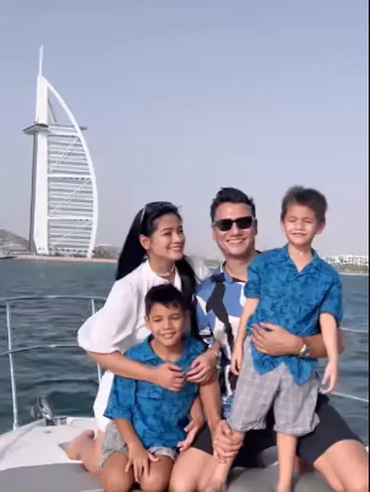 Gaya para pria yang menyatu dengan pemandangan laut bernuansa biru memakai kemeja motif. (Foto: Instagram @titi_kamall)