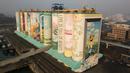 Sebuah silo gandum disulap menjadi karya seni mural luar ruangan raksasa di kota pelabuhan Incheon, Seoul, Korea Selatan, Rabu (19/12). Mural ini memiliki tinggi 48 m yang setara dengan gedung apartemen 22 lantai, dan dengan panjang 525 m. (Ed JONES/AFP)