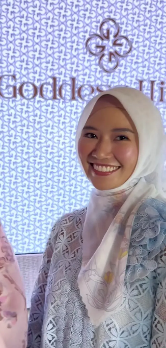 7 Potret Reni Effendi istri dr Richard Lee pakai hijab saat promosi bisnis produk hijab milik suami