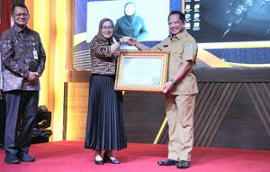 Menteri Dalam Negeri (Mendagri) Muhammad Tito Karnavian menerima penghargaan Outstanding Public Service Innovations (OPSI) Kelompok Umum dalam ajang Kompetisi Inovasi Pelayanan Publik (KIPP) Tahun 2025. (Foto: Puspen Kemendagri).