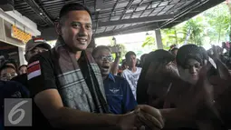 Cagub DKI Jakarta, Agus Harimurti Yudhoyono disalami warga saat menghadiri deklarasi BATAS, Jakarta, Minggu (16/10). BATAS mengaku siap memenangkan Agus-Sylvi dalam Pilkada DKI 2017. (Liputan6.com/Yoppy Renato)