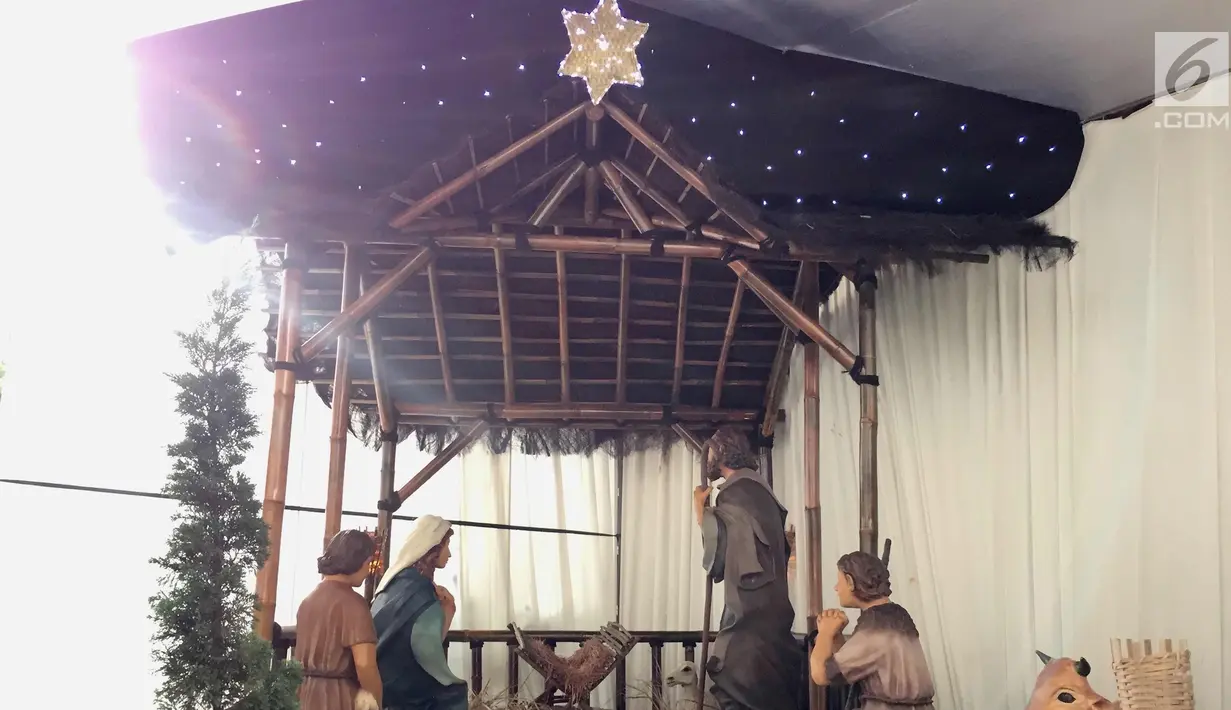 Dekorasi natal kandang domba menghiasi di dalam Gereja Katedral, Jakarta, Selasa (19/12). Jelang Hari Natal, persiapan seperti perawatan interior-eksterior serta pemasangan dekorasi mulai dilakukan pihak gereja. (Liputan6.com/Immanuel Antonius)