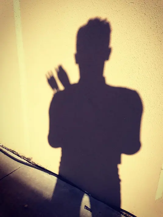 Jeremy Renner memposting sebuah foto di Instagram yang menunjukkan dirinya memakai kostum Hawkeye. (instagram/Renner4Real)