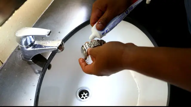 Berikut ini ada cara membersihkan Jam tangan dalam hitungan detik.