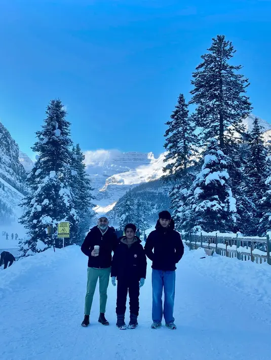 Bunga Zainal dan keluarga juga tampak stylish berlibur musim dingin. [Foto: Instagram/ Bunga Zainal]