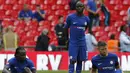 Para pemain Chelsea terlihat lesu usai pertandingan melawan Arsenal di FA Community Shield di Stadion Wembley, London, Inggris (6/8). The Gunners mengangkat trofi usai menang 3-1 atas Chelsea dalam adu penalti. (AFP Photo/Ian Kington)