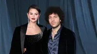 Potret Selena Gomez - Benny Blanco Tampil Perdana di Karpet Merah Sebagai Suami Istri