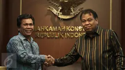 Ketua MK Arief Hidayat (kanan) bersalam dengan Komisioner Bawaslu, Nelson Simanjuntak di Gedung Mahkamah Kontitusi, Jakarta, Selasa (31/1). Audensi tersebut terkait dengan persiapan Pilkada Serentak 2017. (Liputan6.com/Faizal Fanani)