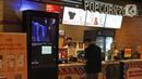 Penonton memesan makanan di bioskop yang sudah dibuka, di CGV Grand Indonesia di Jakarta, Rabu (21/10/2020). Sejumlah bioskop di Ibu Kota kembali beroperasi hari ini setelah mendapatkan izin dari Pemprov DKI Jakarta. (Liputan.com/Herman Zakharia)