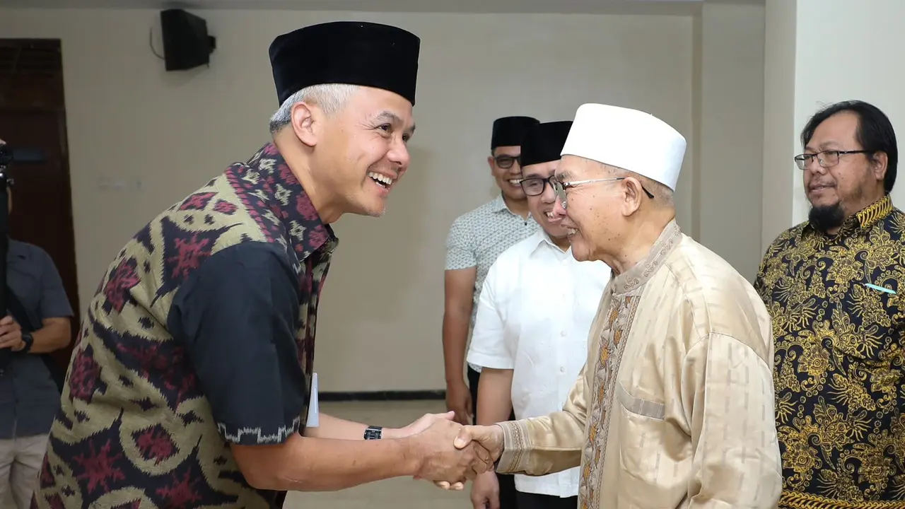 Gubernur Jawa Tengah (Jateng) Ganjar Pranowo sowan ke Imam Besar Masjid Raya Sheikh Zayed Al-Nahyan KH Abdul Rozaq Shofawi