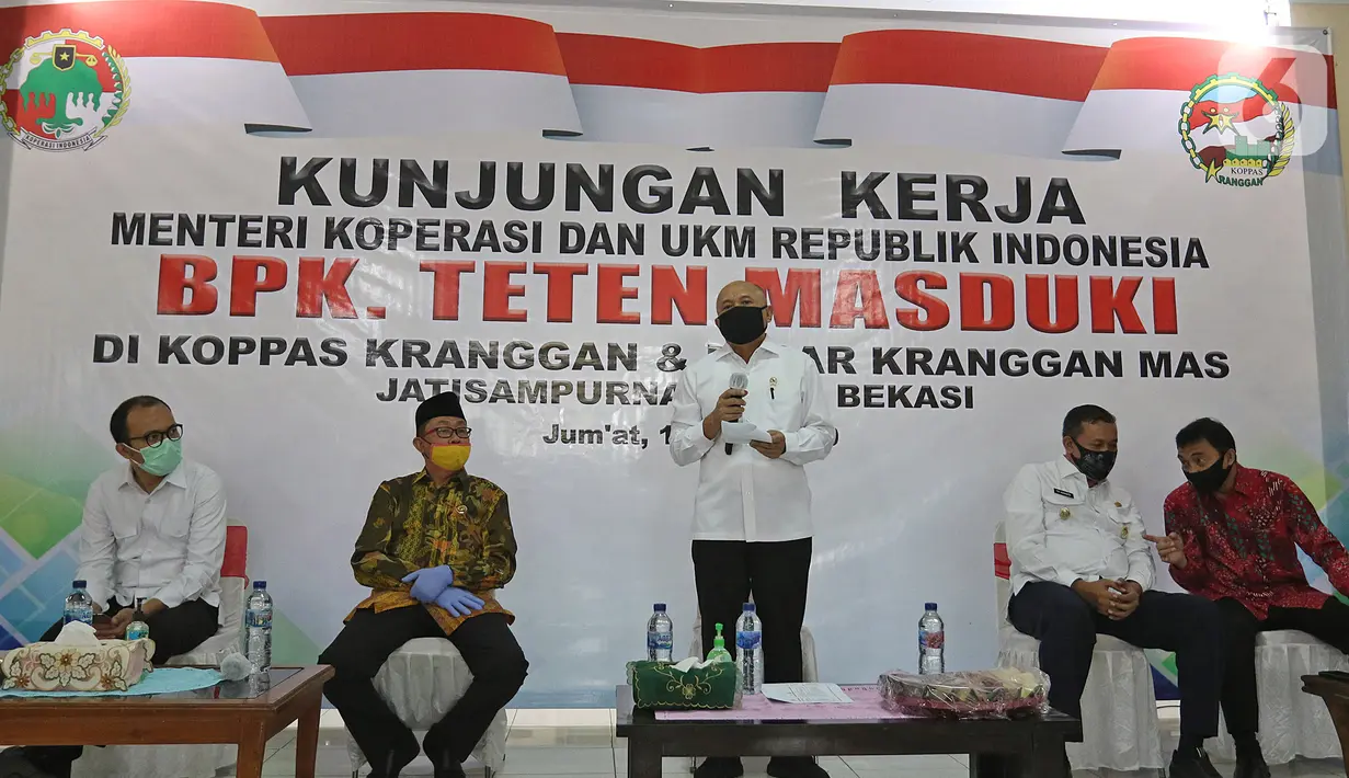 Menteri Koperasi dan UKM Teten Masduki (tengah) menyampaikan sambutan saat mengunjungi Pasar Kranggan, Bekasi, Jawa Barat, Jumat (19/6/2020). Teten melakukan peninjauan lapangan terkait restrukturisasi pinjaman/pembiayaan LPDB-KUMKM kepada Koperasi Pasar Kranggan. (Liputan6.com/Herman Zakharia)